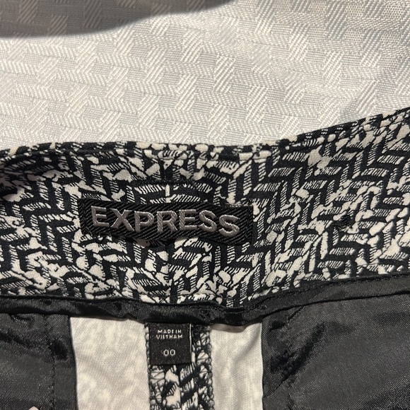 Express Pattern Shorts - Picture 3 of 3